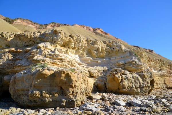 Zdjęcie z Australii - Na klifie obok źródła widoczna bardzo ciekawa formacja geologiczna