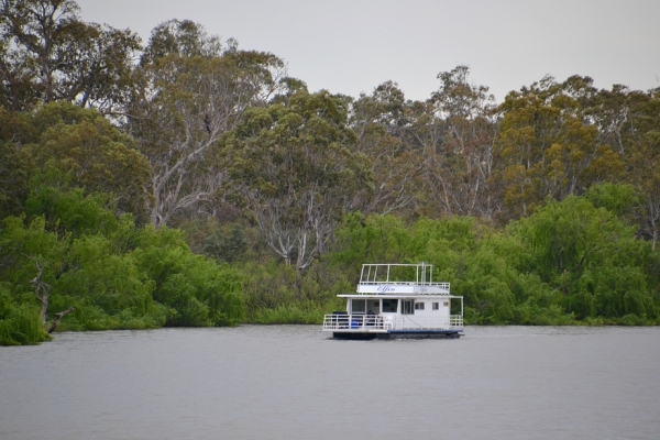 Zdjęcie z Australii - Mija nas plynacy powoli maly houseboat