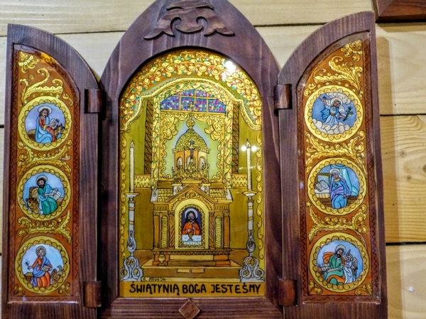 Zdjęcie z Polski - ta niewielka drewniana szopka jest taką galerią "z duszą"