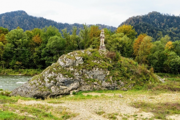 Zdjęcie z Polski - na Dunajcu na skale Kotuńka- przybywających do Szczawnicy wita taki Góral
