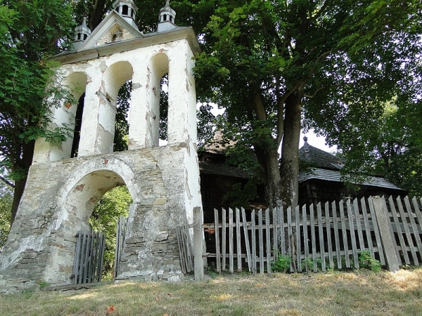 Zdjęcie z Polski - Za rozwalającym się drewnianym płotem, wśród starych drzew majaczyła świątynia...