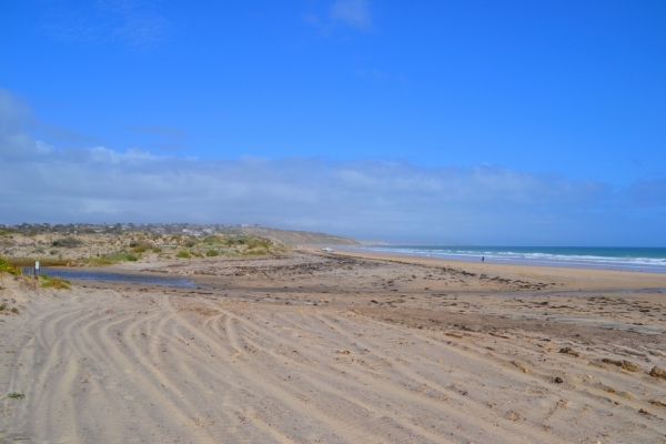 Zdjęcie z Australii - Moana Beach - widac ujscie strumienia Pedler Creek, ktory latem prawie calkiem wysycha