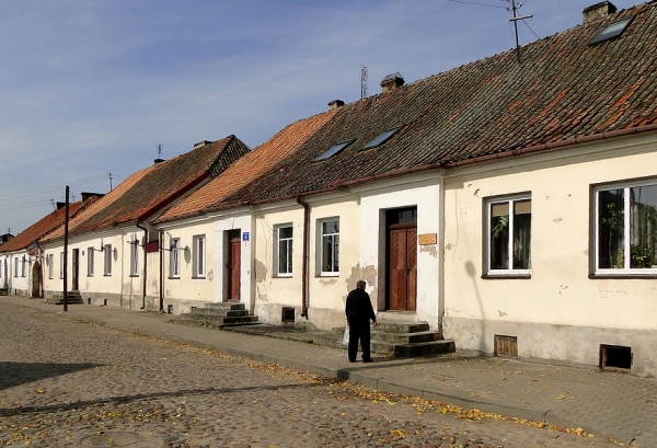 Zdjęcie z Polski - Ulica Kaczorowska. O tym, że mamy XXI wiek świadczy jedynie obecność anten satelitarnych.