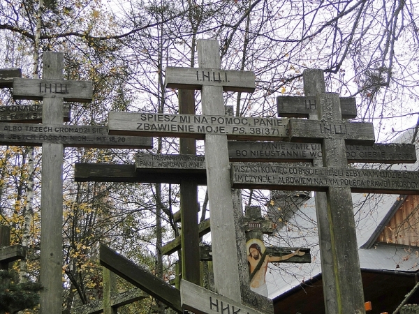 Zdjęcie z Polski - Wzdłuż schodów ustawione są wielkie krzyże z cytatami z Pisma Świętego.