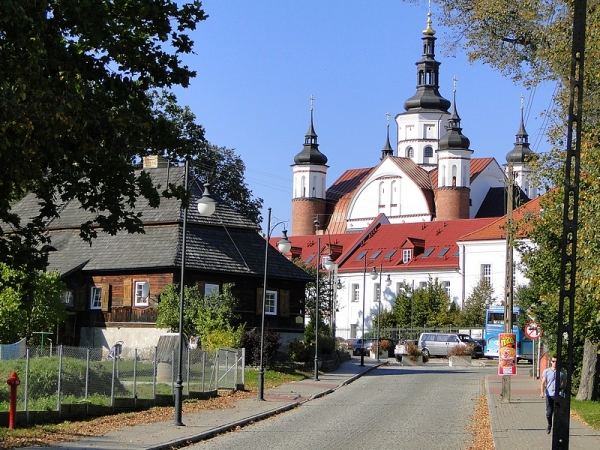 Zdjęcie z Polski - A to - dla porównania - letni widok na klasztor i Dom Ogrodnika z ul. Konarskiego.