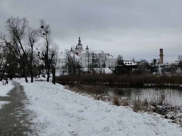 Zdjęcie z Polski - Widzicie ten komin po prawej stronie monasteru?