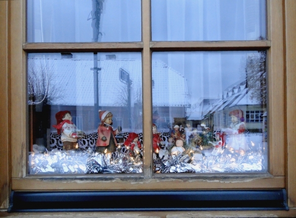 Zdjęcie z Polski - W okienkach możemy jeszcze podziwiać bożonarodzeniowe dekoracje 😊