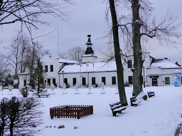 Zdjęcie z Polski - A to budynek Ratusza w zimowym otoczeniu.