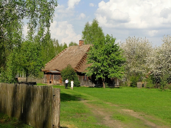 Zdjęcie z Polski - Przechodzimy do kolejnej, pięknej chaty krytej strzechą.