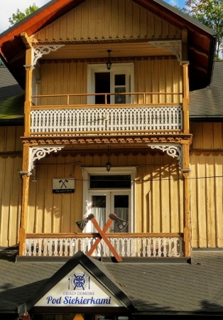 Zdjęcie z Polski - ciekawe ażurowe balkoniki ; tutaj przybytek "Pod siekierami"