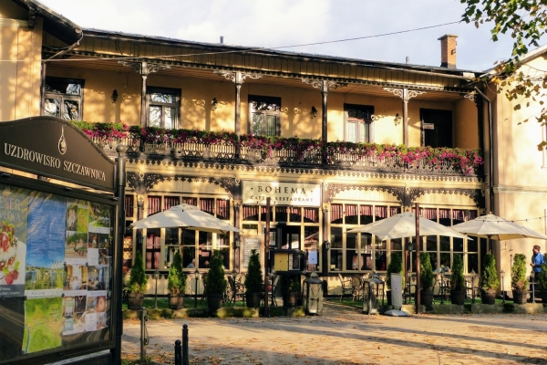Zdjęcie z Polski - z boku "Marty" - w dawnej sali jadalnej ulokowała się dziś restauracja-kawiarnia o nazwie, a jakże: 