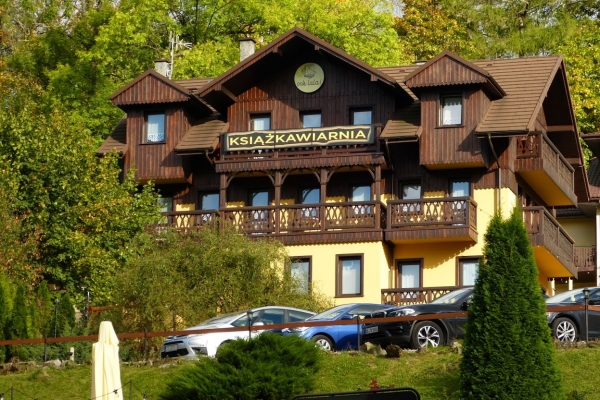 Zdjęcie z Polski - na tyłach "Pokusy" na wzgórzu stoi kolejna urocza drewniana willa, to Książkawiarnia "Och Lala" 