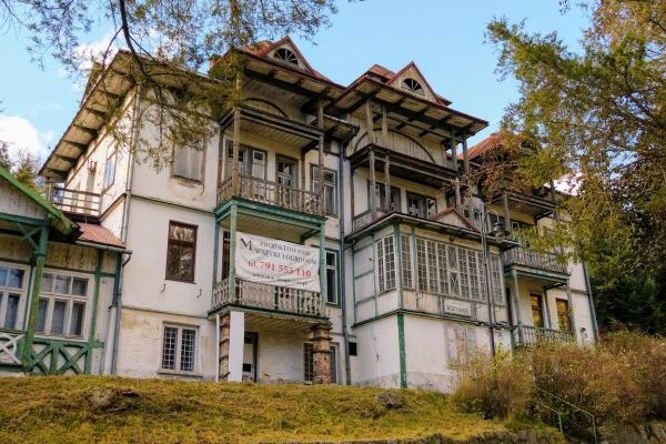 Zdjęcie z Polski - niezwykle piękna w architekturze stara willa "Bożydar".;Ta drewniana willa została zbudowana ok 1870