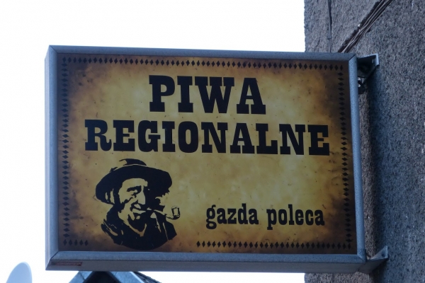 Zdjęcie z Polski - po południu czas na relax🍺; jest taki malutki sklepik-dziupla w centrum Szczawnicy, gdzie 
