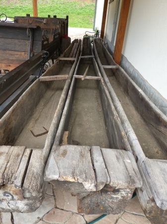 Zdjęcie z Polski - obok sań- stoją stare, wysłużone dłubanki 