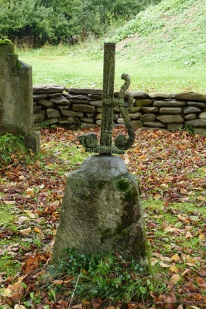 Zdjęcie z Polski - vis a vis wejścia do Muzeum znajduje się stare maleńkie lapidarium szlachtowskie