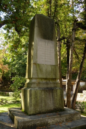 Zdjęcie z Polski - obok pamiątkowej tablicy - Obelisk poświęcony imiennikowi tego Placu 