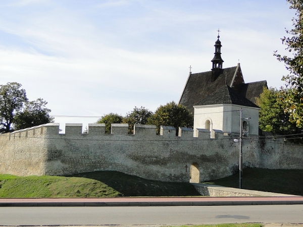 Zdjęcie z Polski - Znajdujemy duży, wygodny parking tuż obok małego, bocznego wejścia do miasta.