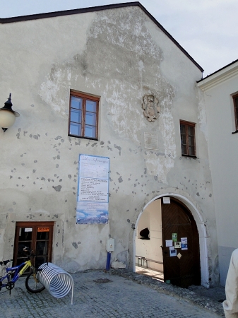 Zdjęcie z Polski - Brama Zamkowa - przez nią wchodzi się na dziedziniec zamkowy.