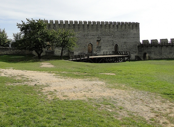 Zdjęcie z Polski - Na przeciwnym końcu tego wielkiego "boiska" znajduje się zamek, a właściwie ruiny zamku królewskiego