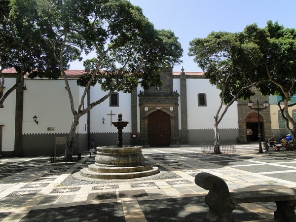 Zdjęcie z Hiszpanii - Przy placu znajduje się niewielki kościół Santo Domingo de Guzmán