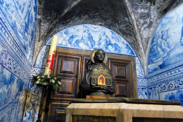 Zdjęcie z Portugalii - w bocznej nawie piękna kaplica ozdobiona azulejos, poświęcona Św. Antoniemu 