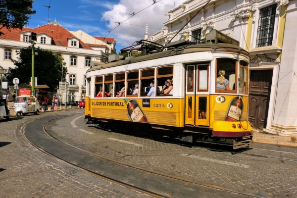 Zdjęcie z Portugalii - klekocze po starych torach  i pięknie dzwoni już z daleka...