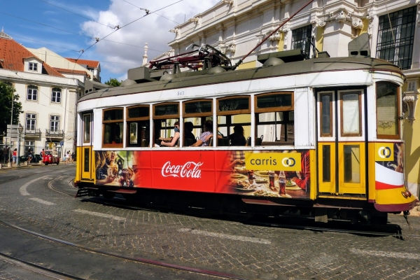 Zdjęcie z Portugalii - te tramwaje wpisały się niezwykle mocno w krajobraz starej Alfamy...
