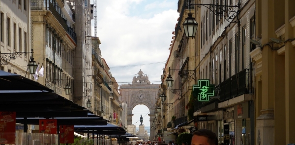 Zdjęcie z Portugalii - na Rua Augusta widoczny kamienny "Łuk Triumfalny" czyli Arco da Rua Augusta