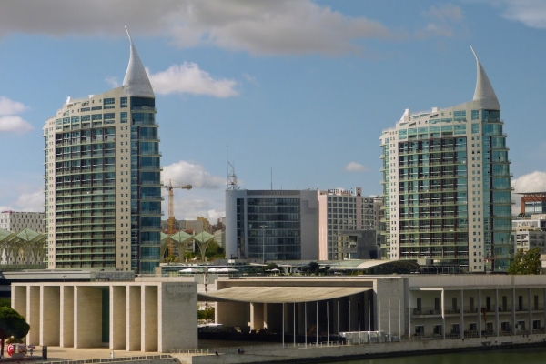 Zdjęcie z Portugalii - dwie wieże, tzw żagielki; są to wieże Torre de Sao Gabriel i Torre de Sao Rafael