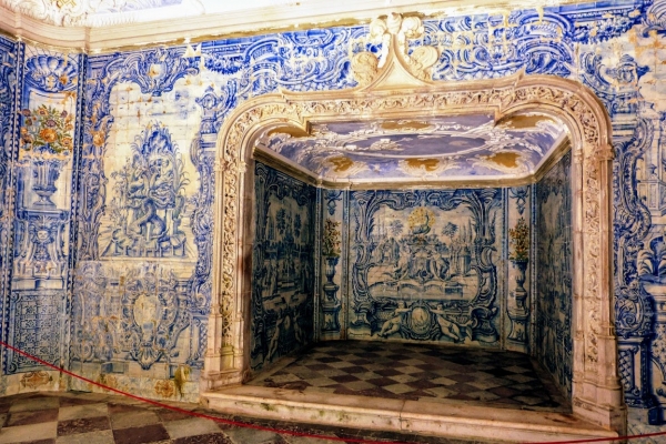 Zdjęcie z Portugalii - to zachwycająca GRUTA DOS BANHOS - Centralne patio i Grota Wodna