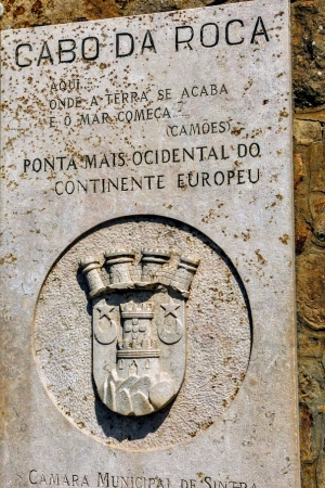 Zdjęcie z Portugalii - Na szczycie urwiska stoi obelisk z wyrytymi w kamieniu słowami tutejszego poety 