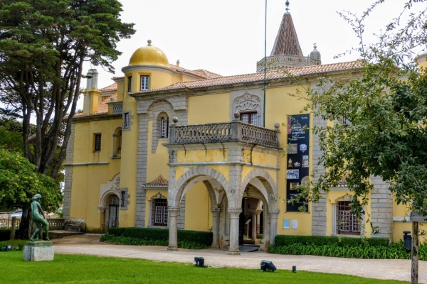 Zdjęcie z Portugalii - uroczy Castello Condes de Castro Guimaraes – położony w parku Marechal Carmona