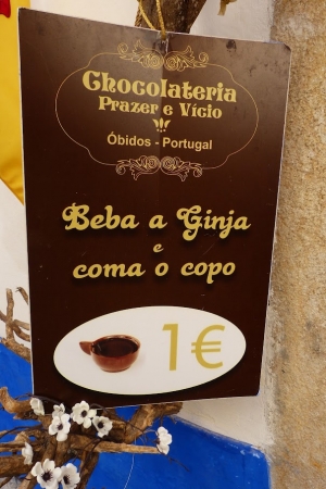 Zdjęcie z Portugalii - a głoszą to tutaj wszem i wobec: "Beba a ginja, e coma o copo!" 