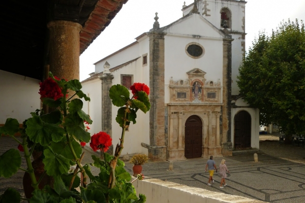 Zdjęcie z Portugalii - przy Placu Miejskim stoi najważniejszy kościół -  Santa Maria