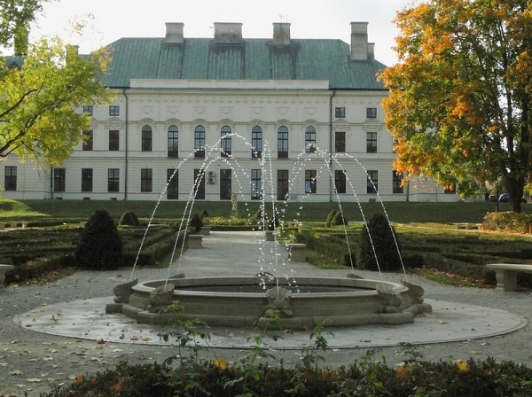 Zdjęcie z Polski - Widok na pałac od strony parku.
