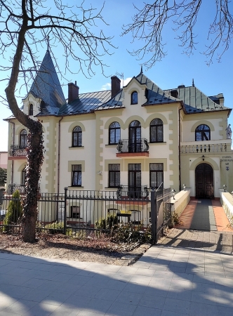Zdjęcie z Polski - Jeden z przykładów zabytkowej architektury - obecnie hotel.