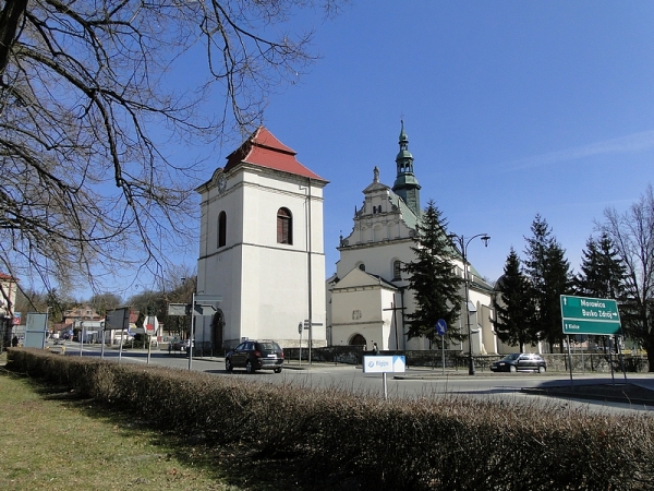 Zdjęcie z Polski - Pińczów. Kościół św. Jana Ewangelisty - widok z Rynku.