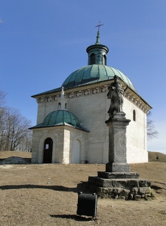 Zdjęcie z Polski - Kaplica św. Anny z 1600 r., wzniesiona na wzgórzu św. Anny, górującym nad miasteczkiem.