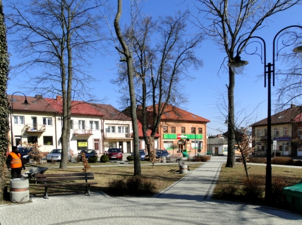 Zdjęcie z Polski - W Wiślicy parkujemy na urokliwym Rynku.