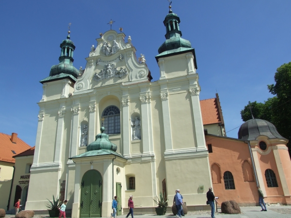 Zdjęcie z Polski - wchodzimy do kśc Św Trójcy