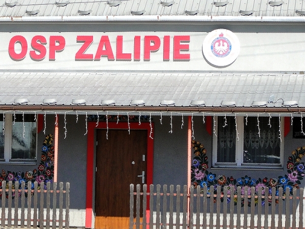 Zdjęcie z Polski - Okna remizy OSP też przyozdobione - jakże by inaczej... :)