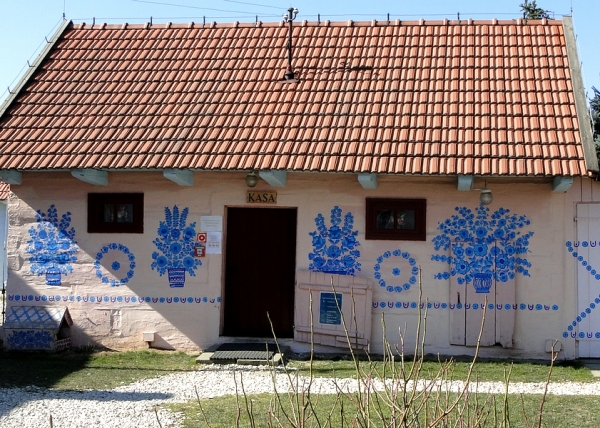 Zdjęcie z Polski - W tym uroczym budyneczku znajduje się kasa i sklepik z pamiątkami.