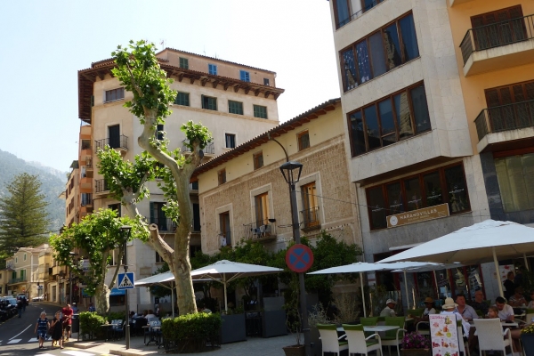 Zdjęcie z Hiszpanii - centralnym punktem Soller jest niewielki skwer Plaça de sa Constitució