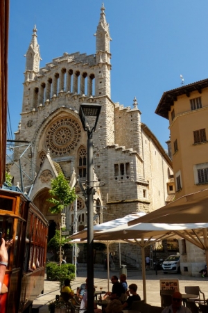 Zdjęcie z Hiszpanii - ale z jego średniowiecznej architektury romańskiej pozostało tu bardzo niewiele...