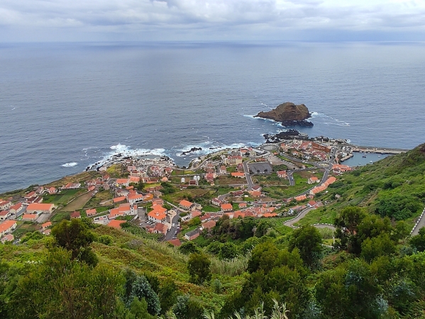 Zdjęcie z Portugalii - Porto Moniz - spojrzenie na miasteczko z punktu widokowego.