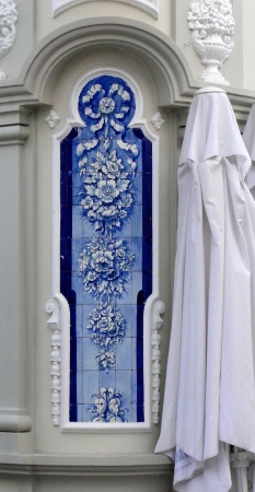 Zdjęcie z Portugalii - Zdobienia z płytek azulejos na narożniku jednego z hoteli.