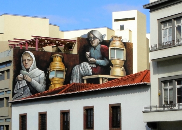 Zdjęcie z Portugalii - Na jednej z ulic zauważamy taki uroczy mural, pokazujący maderskie hafciarki.