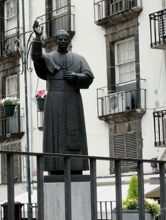 Zdjęcie z Portugalii - Pomnik Jana Pawła II obok katedry w Funchal