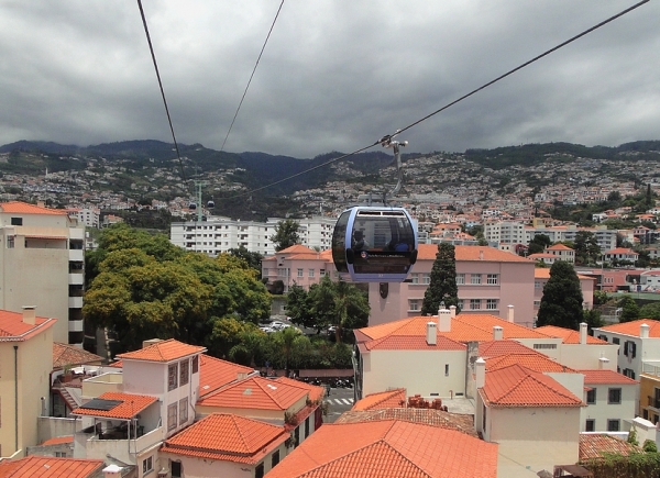Zdjęcie z Portugalii - Funchal. Wznosimy się nad miasto...